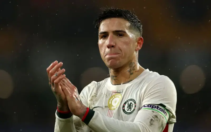 الكشف عن موقف تشيلسي من عودة إنزو فرنانديز بعد فرض حظر داخلي عليه بسبب تلميحه بالانتقال إلى ريال مدريد